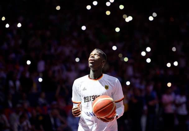 Dennis SCHROEDER (Schröder) (GER) im Lichtermeer, Deutschland (GER) - Slowenien (SLO) 80:88, Vorrunde Gruppe B, am 06.09.2022 in Koeln. Basketball Europameisterschaft EuroBasket 2022 in Deutschland, vom 01.09. - 18.09.2022. Â