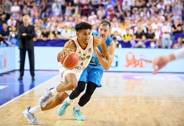 v.l. Maodo LO (GER), DRAGIC Goran (SLO), Zweikampf, Aktion, Deutschland (GER) - Slowenien (SLO) 80:88, Vorrunde Gruppe B, am 06.09.2022 in Koeln. Basketball Europameisterschaft EuroBasket 2022 in Deutschland, vom 01.09. - 18.09.2022. Â