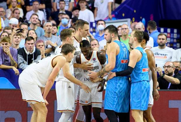 Dennis SCHROEDER (Schröder) (GER) nach einer Rangelei, v.l. Franz WAGNER (GER), Andreas OBST (GER), Johannes VOIGTMANN (GER), Dennis SCHROEDER (Schröder) (GER), DONCIC Luka (SLO), Streit, Zoff, Deutschland (GER) - Slowenien (SLO) 80:88, Vorrunde Gruppe B, am 06.09.2022 in Koeln. Basketball Europameisterschaft EuroBasket 2022 in Deutschland, vom 01.09. - 18.09.2022. Â