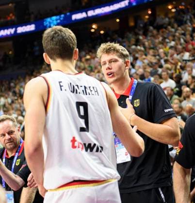 Moritz WAGNER r. (GER verletzt nicht im EM Kader) klatscht seinen Bruder Franz WAGNER (GER) ab, Deutschland (GER) - Slowenien (SLO) 80:88, Vorrunde Gruppe B, am 06.09.2022 in Koeln. Basketball Europameisterschaft EuroBasket 2022 in Deutschland, vom 01.09. - 18.09.2022. Â