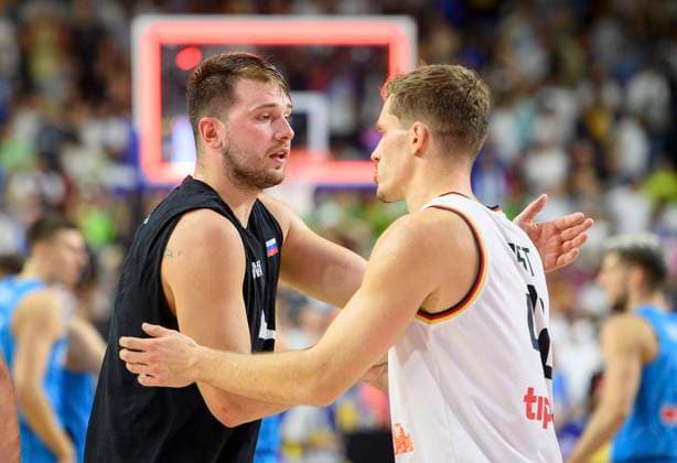 Shake Hands nach dem Spiel, v.l. DONCIC Luka (SLO), Andreas OBST (GER), Deutschland (GER) - Slowenien (SLO) 80:88, Vorrunde Gruppe B, am 06.09.2022 in Koeln. Basketball Europameisterschaft EuroBasket 2022 in Deutschland, vom 01.09. - 18.09.2022. Â