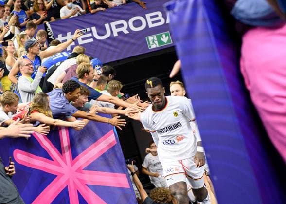 Feature, Einlauf Team GER, klatschen Fans ab, Dennis SCHROEDER (Schröder) (GER) Deutschland (GER) - Slowenien (SLO) 80:88, Vorrunde Gruppe B, am 06.09.2022 in Koeln. Basketball Europameisterschaft EuroBasket 2022 in Deutschland, vom 01.09. - 18.09.2022. Â