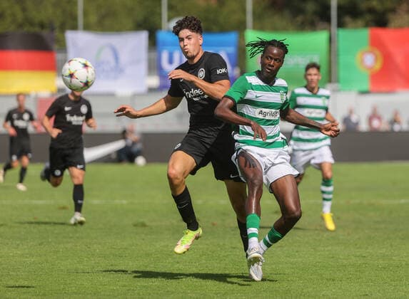 Sport Themen der Woche KW36 Sport Bilder des Tages Fussball - Youth League - Eintracht Frankfurt - Sporting Lissabon - 07.09.22, Nacho Ignacio Ferri Julia (Eintracht), Gilberto Batista (Sporting), - *** Football Youth League Eintracht Frankfurt Sporting Lisbon 07 09 22, Nacho Ignacio Ferri Julia Eintracht , Gilberto Batista Sporting ,