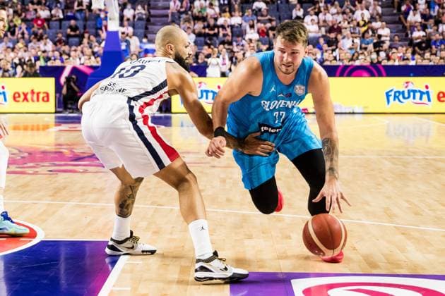 FIBA EUROBASKET, Frankreich - Slowenien; 07.09.2022 Evan Fournier 10 (Frankreich), Luka Doncic 77 (Slowenien) FIBA EUROBASKET, Frankreich - Slowenien, Koeln, LANXESSarena Copyright: xBEAUTIFULxSPORTS Wunderlx
