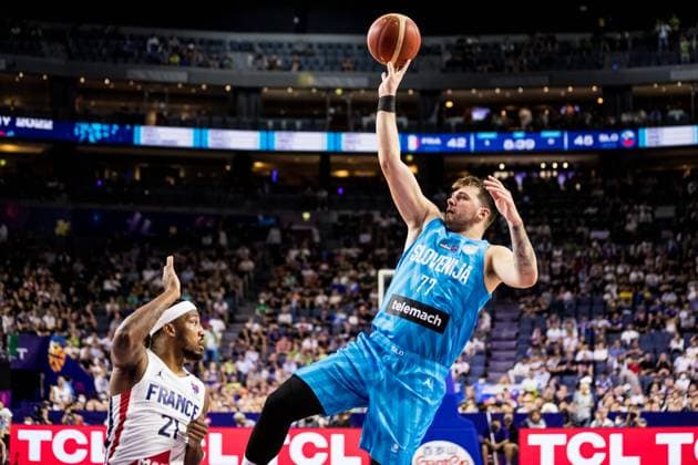 FIBA EUROBASKET, Frankreich - Slowenien; 07.09.2022 Andrew Albicy 21 (Frankreich), Luka Doncic 77 (Slowenien) FIBA EUROBASKET, Frankreich - Slowenien, Koeln, LANXESSarena Copyright: xBEAUTIFULxSPORTS Wunderlx