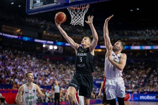 Basketball Köln 07.09.2022 Eurobasket 2022 Vorrunde Deutschland (GER) - Ungarn (HUN) Nils Giffey (Deutschland, No.05) Szilard Benke (Ungarn, No.11)