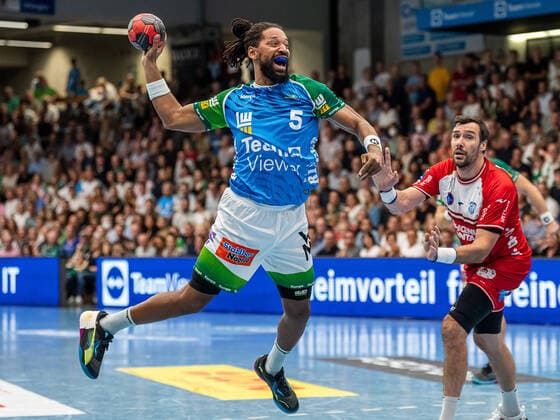 Sport Themen der Woche KW36 Sport Bilder des Tages Gilberto Duarte (Frisch Auf Goeppingen 05) kommt am Kreis frei zum Wurf, Frisch Auf Goeppingen vs. TBV Lemgo Lippe, 1. Bundesliga, Handball, Herren, 07.09.2022 Frisch Auf Goeppingen vs. TBV Lemgo Lippe, 1. Bundesliga, Handball, Herren, 07.09.2022 Goeppingen *** Gilberto Duarte Frisch Auf Goeppingen 05 comes free to throw at the circle, Frisch Auf Goeppingen vs TBV Lemgo Lippe, 1 Bundesliga, Handball, Men, 07 09 2022 Frisch Auf Goeppingen vs TBV Lemgo Lippe, 1 Bundesliga, Handball, Men, 07 09 2022 Goeppingen Copyright: xMichaelxSchmidt Eibner-Pressefotx EP_MST