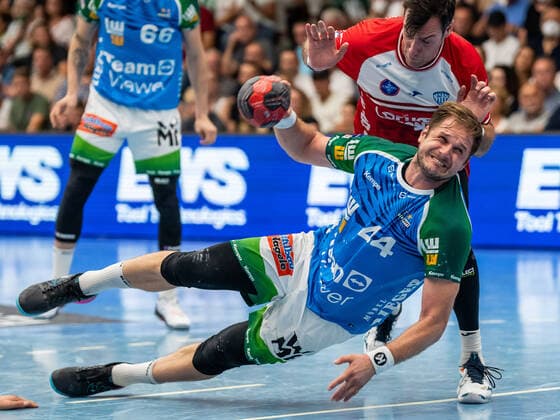 Sport Themen der Woche KW36 Kresimir Kozina (Frisch Auf Goeppingen 44) setzt sich am Kreis durch, Frisch Auf Goeppingen vs. TBV Lemgo Lippe, 1. Bundesliga, Handball, Herren, 07.09.2022 Frisch Auf Goeppingen vs. TBV Lemgo Lippe, 1. Bundesliga, Handball, Herren, 07.09.2022 Goeppingen *** Kresimir Kozina Frisch Auf Goeppingen 44 puts himself through at the circle, Frisch Auf Goeppingen vs TBV Lemgo Lippe, 1 Bundesliga, Handball, Men, 07 09 2022 Frisch Auf Goeppingen vs TBV Lemgo Lippe, 1 Bundesliga, Handball, Men, 07 09 2022 Goeppingen Copyright: xMichaelxSchmidt Eibner-Pressefotx EP_MST