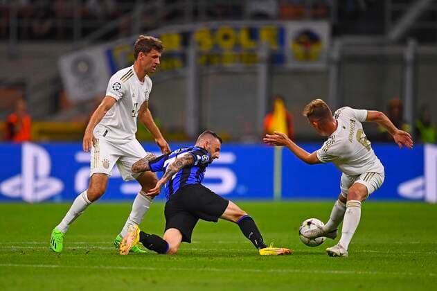 07.09.2022, Fussball UEFA Championsleague 2022 2023: Vorrunde 1.Spieltag, Inter Mailand - FC Bayern München, Giuseppe Meazza Stadion Mailand. v.li: Thomas Müller (FC Bayern München) , Marcelo Brozovic (Mailand), Joshua Kimmich (FC Bayern München),
