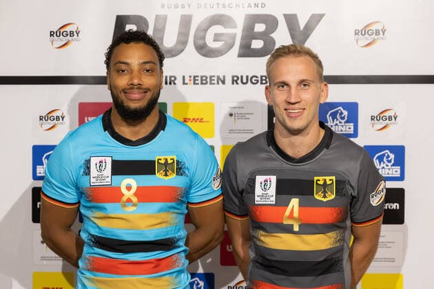 Sport Themen der Woche KW36 Sport Bilder des Tages Rugby-Weltmeisterschaft, Pressetermin im Deutschen Haus Ben Ellermann (links) und Niklas Koch präsentieren die neuen WM-Trikots. Siebener-Rugby-Weltmeisterschaft vom 9. bis 11. September 2022 in Kapstadt (Südafrika)., Cape Town Provinz Westkap Südafrika Cape Town Stadium *** Rugby World Cup, press event at the German House Ben Ellermann left and Niklas Koch present the new World Cup jerseys Sevens Rugby World Cup from 9 to 11 September 2022 in Cape Town South Africa , Cape Town Province Western Cape South Africa Cape Town Stadium