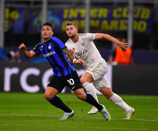 07.09.2022, Fussball UEFA Championsleague 2022 2023: Vorrunde 1.Spieltag, Inter Mailand - FC Bayern München, Giuseppe Meazza Stadion Mailand. v.li: Lautaro Martinez (Mailand) gegen Matthijs de Ligt (FC Bayern München)