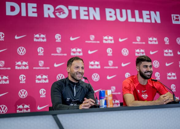 Leipzigs Cheftrainer Trainer Coach Domenico Tedesco und Josko Gvardiol beantworten die Fragen der Journalisten. Pressekonferenz RB Leipzig am 1. September 2022. Red Bull Akademie, Leipzig. Pressekonferenz RB Leipzig