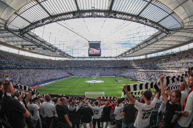 xMHx - UEFA Champions League: Eintracht Frankfurt - Sporting Lissabon am 07.09.2022 im Deutsche Bank Park in Frankfurt Die Fans von Eintracht Frankfurt mit einer Schalparade zum Herzen von Europa