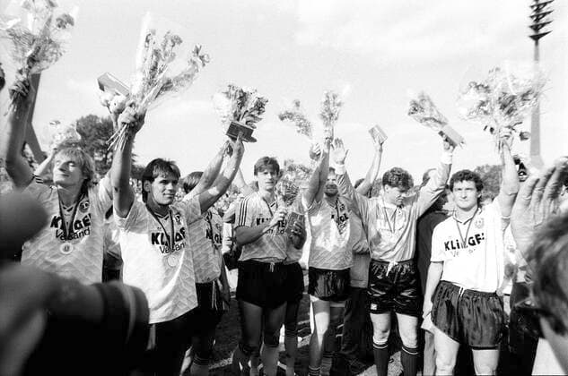 Fußball, historisch, Dynamo Dresden Meisterfeier, DDR-Oberliga, nach 3:1 gegen Lok Leipzig, Mannschaft mit Blumen nach der Siegerehrung, 26.05.1990. Im Foto vordere Reihe von links: Frank Lieberam, Ulf Kirsten, Jörg Stübner (verdeckt), Andreas Wagenhaus, Andreas Trautmann, Ronny Teuber, Hans-Uwe Pilz. ! ACHTUNG Aufnahmedatum laut Beschriftung *** Soccer, historical, Dynamo Dresden championship celebration, GDR major league, After 3 1 against Lok Leipzig, Team with Flowers After the award ceremony, 26 05 1990 in Photo front Row from left Frank Lieberam, Ulf Kirsten, Jörg Stübner hidden , Andreas wagon house, Andreas Trautman, Ronny Teuber, Hans Uwe Pilz ATTENTION date Loud Caption Copyright: xSZ MarionxGröningx