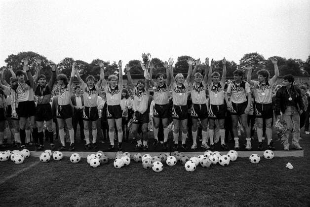Fußball, historisch, DDR, Oberliga: Dynamo Dresden, Dynamo Dresden - Union Berlin 5:0, anschließende Meisterfeier, 03.06.1989, Mannschaft winkt ins Publikum (von links): Torwart Thomas Köhler, Torwart Ronny Teuber, Ralf Hauptmann, Torsten Gütschow, Matthias Sammer, Ulf Kirsten, Jörg Stübner, Uwe Kirchner, Frank Lieberam, Matthias Döschner, Ralf Minge, Andreas Trautmann, Hans-Uwe Pilz. Dynamo Dresden, Meisterfeier 1989. ! ACHTUNG Aufnahmedatum laut Beschriftung *** Soccer, historical, GDR, Oberliga Dynamo Dresden, Dynamo Dresden Union Berlin 5 0, followed championship celebration, 03 06 1989, Team beckons ins crowd from left Goalkeeper Thomas Charcoal burner, Goalkeeper Ronny Teuber, Ralf captain, Torsten Gutschow, Matthias collector, Ulf Kirsten, Jörg Stubner, Uwe Kirchner, Frank Lieberam, Matthias doschner, Ralf minge, Andreas Trautman, Hans Uwe Pilz Dynamo Dresden, Champion ceremony 1989 ATTENTION date Loud Caption Copyright: xSZ MarionxGröningx