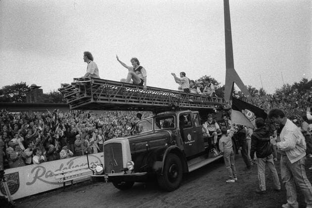Fußball, historisch, DDR, Oberliga: Dynamo Dresden, Dynamo Dresden - Union Berlin 5:0, anschließende Meisterfeier, 03.06.1989, Spieler sitzen auf einem Feuerwehrauto und winken. ! ACHTUNG Aufnahmedatum laut Beschriftung *** Soccer, historical, GDR, Oberliga Dynamo Dresden, Dynamo Dresden Union Berlin 5 0, followed championship celebration, 03 06 1989, Players sit on a Fire Truck and wave ATTENTION date Loud Caption Copyright: xSZ MarionxGröningx