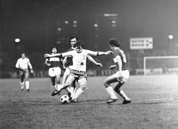Fußball, historisch; Länderspiel in Dresden DDR-Türkei 1:1 DDR -Torschütze Peter Kolle (Dynamo Dresden) setzt sich durch. 17.11.1976. ! ACHTUNG Aufnahmedatum laut Beschriftung *** Soccer, historical international match in Dresden GDR Turkey 1 1 GDR Scorer Peter Kolle Dynamo Dresden sets to through 17 11 1976 Sports ATTENTION date Loud Caption Copyright: xSZ VolkerxSantrucekx