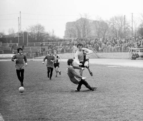Fußball, historisch; Dynamo Dresden Gerd Weber (rechts) in einem Spiel gegen Otro Opole (29.01.1977). Dynamo gewinnt mit 6:1 (5:1), Weber erzielt das sechste Tor, außerdem treffen Rainer Sachse (2), Hans-Jürgen Kreische, Gert Heidler, Udo Schmuck. Volker Santrucek ! ACHTUNG Aufnahmedatum laut Beschriftung *** Soccer, historical Dynamo Dresden Gerd Weber right in a Game against otro Opole 29 01 1977 Dynamo wins with 6 1 5 1 , Weber reached the Sixth Goal, Moreover Meeting Rainer Sachse 2 , Hans Jürgen screams, Gert heidler, Udo Jewellery Volker Santrucek ATTENTION date Loud Caption Copyright: xSZ xVolkerxSantrucekx