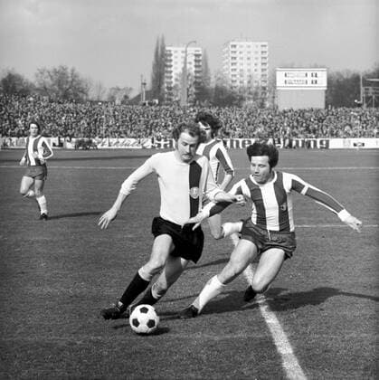 Fußball, historisch; Dynamo Dresden Hans-Jürgen Kreische in einem Oberliga-Spiel gegen Magdeburg im Dynamo-Stadion, Zweikampf mit Manfred Zapf, 1978. Werbung Sächsische Zeitung. Volker Santrucek ! ACHTUNG Aufnahmedatum laut Beschriftung *** Soccer, historical Dynamo Dresden Hans Jürgen Kreische in a Oberliga Game against Magdeburg in Dynamo Stadion, duel with Manfred tap, 1978 Advertising Saxon Newspaper Volker Santrucek ATTENTION date Loud Caption Copyright: xSZ xVolkerxSantrucekx