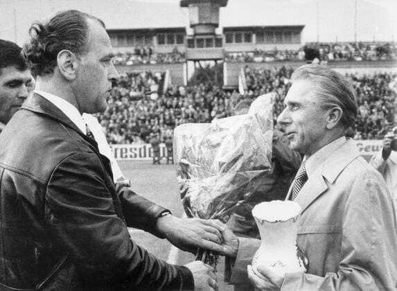 Fußball, historisch, Dynamo Dresden 1978: Verabschiedung von Walter Fritzsch (rechts Trainer vom 30.06.1969 bis 03.06.1978) im alten Rudolf-Harbig-Stadion (Dynamo-Stadion) - im Hintergrund: Sprecherturm. ! ACHTUNG Aufnahmedatum laut Beschriftung *** Soccer, historical, Dynamo Dresden 1978 Adoption from Walter Fritzsch right team manager of 30 06 1969 until 03 06 1978 in Ancients Rudolf Harbig Stadium Dynamo Stadium in Background Spokesman tower ATTENTION date Loud Caption Copyright: xSZ MarionxGröningx
