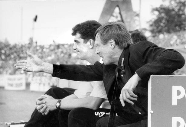 Fußball, historisch, Dynamo Dresden, Bundesliga 1993 94: 1.FC Dynamo Dresden - SV Werder Bremen 1:0 (Torschütze Olaf Marschall nicht im Bild); Dynamo sichert mit dem Heimsieg den Klassenerhalt trotz Vier-Punkte-Abzug wegen Lizenzverstoß. Im Trainer Sigfried Held (l.) gestikulierend und Assistent Ralf Minge, 30.04.1994. Wolfgang Wittchen ! ACHTUNG Aufnahmedatum laut Beschriftung *** Soccer, historical, Dynamo Dresden, Bundesliga 1993 94 1 FC Dynamo Dresden SV Werder Bremen 1 0 Scorer Olaf Marschall not in Picture Dynamo secures with the Home victory the Class receipt despite Four Points Deduction due Licence infringement in team manager Sigfried Hero l gesticulating and Assistant Ralf minge, 30 04 1994 Wolfgang White ATTENTION date Loud Caption Copyright: xSZ WolfgangxWittchenx