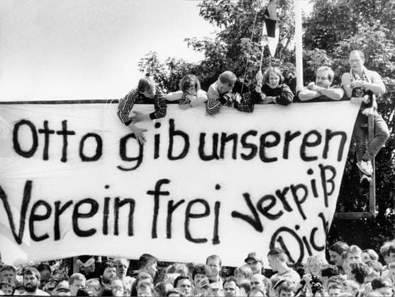 Fußball, Dynamo Dresden, Bundesliga 1994 95, Lizenzentzug, Zwangsabstieg, Fanprotest mit Transparent PLakat gegen Präsident Rolf-Jürgen Otto beim letzten Heimspiel gegen Bayern München (0:1), 10.6.1995. Wolfgang Wittchen ! ACHTUNG Aufnahmedatum laut Beschriftung *** Soccer, Dynamo Dresden, Bundesliga 1994 95, license revocation, forced descent, Fanprotest with Transparent Billboard against President Rolf Jürgen Otto the last Home game against Bavaria Munich 0 1 , 10 6 1995 Wolfgang White ATTENTION date Loud Caption Copyright: xSZ WolfgangxWittchenx