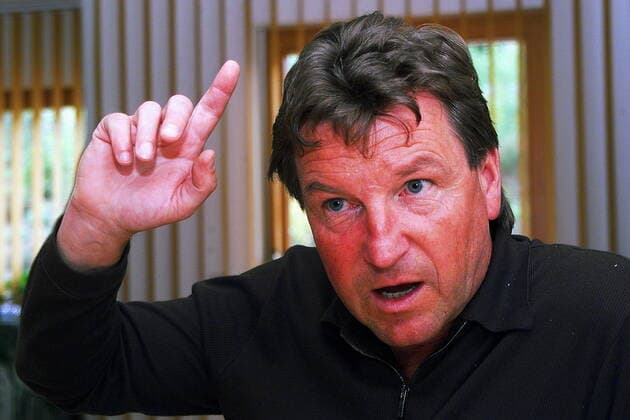 Fußball, historisch, Dynamo Dresden, Hans-Jürgen Dixie Dörner. Porträt, Mimik, Gestik, Handbewegung, aufgeregt engagiert emotional, Fingerzeig, Interview-Situation, 29.04.2003. ! ACHTUNG Aufnahmedatum laut Beschriftung *** Soccer, historical, Dynamo Dresden, Hans Jürgen Dixie Dörner Portrait, Facial expressions, Gesture, hand gesture excited committed emotionally, finger pointing Interview Situation, 29 04 2003 ATTENTION date Loud Caption Copyright: xSZ MarionxGröningx