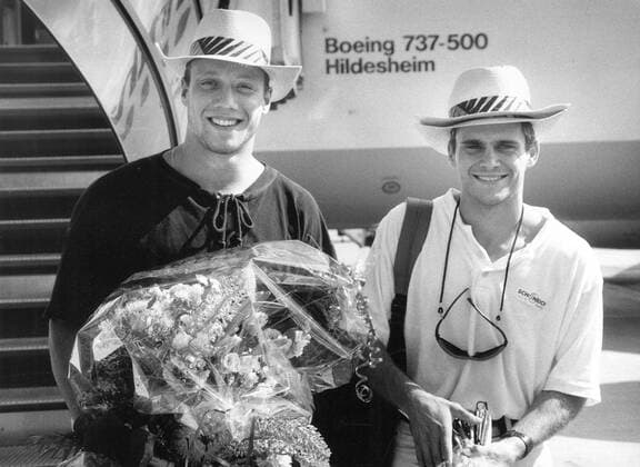 Dresden, historisch, Wasserspringen: Dresdner SC, Jan Hempel (r.) und Michael Kühne mit Hut und Blumenstrauß bei ihrer Ankunft nach den Olympischen Spielen 1996 in Atlanta am Flughafen in Dresden Klotzsche. 08.1996. ! ACHTUNG Aufnahmedatum laut Beschriftung *** Dresden, Sports, historical, Water jumping Dresdner SC, Jan Hempel r and Michael Kuehne with Hat and Bouquet of flowers at their Arrival After the Olympic Play 1996 in Atlanta at Airport in Dresden Klotzsche 08 1996 ATTENTION date Loud Caption Copyright: xSZ MarionxGröningx