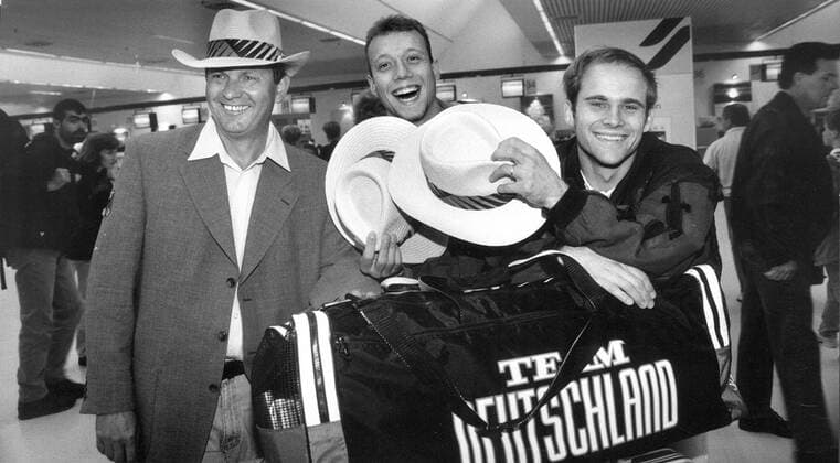 Dresden, historisch, Wasserspringen: Dresdner SC, Jan Hempel (r.), Michael Kühne mit Hut und Tasche sowie Trainer Werner Langer vor ihrer Abreise Flug zu dem Olympischen Spielen 1996 in Atlanta am Flughafen in Dresden Klotzsche. 11.07.1996. ! ACHTUNG Aufnahmedatum laut Beschriftung *** Dresden, Sports, historical, Water jumping Dresdner SC, Jan Hempel r , Michael Kuehne with Hat and Pocket and team manager Werner longer before their Departure Flight to the Olympic Play 1996 in Atlanta at Airport in Dresden Klotzsche 11 07 1996 ATTENTION date Loud Caption Copyright: xSZ MarionxGröningx