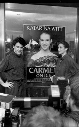 Dresden, Sachsen. historisch, Sportler, Olympiasieger, Besuche, Auftritte: Eiskunstläuferin Olympiasiegerin (1984 und 1988) Katarina (Kati) Witt (Karl-Marx-Stadt Chemnitz) präsentiert das Plakat zum Film Kino-Film Carmen on Ice vor der Premiere (am 08.02.1990) im Filmpalast (Rundkino), Prager Straße, links Brian Orser (Weltmeister 1987 Olympia-Silber 1984 und 1988 Kanada). Die beiden spielen die Hauptrollen. 07.02.1990. Klaus Thiere ! ACHTUNG Aufnahmedatum laut Beschriftung *** Dresden, Saxony historical, Athlete, olympic champion, visits, Appearances Skater Olympic Champion 1984 and 1988 Katarina Kati Witt Karl Marx City Chemnitz presents the Billboard to Film Cinema Film Carmen ON Ice before the Premiere at 08 02 1990 in Filmpalast circular cinema , Prague Street, left Brian Orser World Champion 1987 Olympia Silver 1984 and 1988 Canada The both Play The main roles 07 02 1990 Klaus animals ATTENTION date Loud Caption Copyright: xSZ KlausxThierex