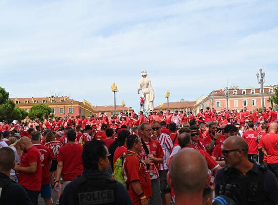 08.09.2022, Nice, France, Allianz Riviera, OGC Nice vs 1. FC Koeln - UEFA Europa Conference League 2022-2023 - Group D, . Fans vom 1. FC Koeln am Fontaine du Soleil (Foto Ralf Treese) Nice Allianz Riviera France