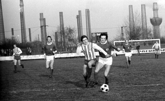 Fußball, historisch, DDR: Stahl Riesa. Der Riesaer Peter Juretzko dringt in den Strafraum von Aue ein. Szene aus dem Oberligaspiel zwischen Stahl Riesa und Wismut Aue (4:0) am 09.12.1978. Im Hintergrund: Schornsteine des Stahlwerkes. Jürgen Müller ! ACHTUNG Aufnahmedatum laut Beschriftung *** Soccer, historical, GDR Steel Riesa the Riesa Peter Juretzko penetrates in the Penalty from Aue a Scene out the Premier League game between Steel Riesa and Bismuth Aue 4 0 at 09 12 1978 in Background Chimneys the steelworks Jürgen Mueller ATTENTION date Loud Caption Copyright: xSZ JürgenxMüllerx