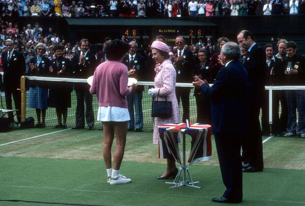 Wimbledon 1977 1 July 1977 - Wimbledon Tennis Championships - Women™s Singles Final - Virginia Wade v Betty Stove - HRH The Queen presents Virginia Wade with the winner™s trophy after her victory over Betty Stove - Photo: Gerry Cranham Offside. Wimbledon London *** Wimbledon 1977 1. Juli 1977 Wimbledon Tennis Championships Damen-Einzel-Finale Virginia Wade vs. Betty Stove HRH The Queen überreicht Virginia Wade nach ihrem Sieg über Betty Stove die Siegertrophäe Foto Gerry Cranham Abseits Wimbledon London  Copyright: xGerryxCranhamx xOffsidexOffside