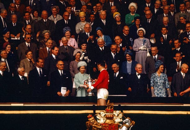 FA Cup Final 1963 25 May 1963, London - FA Cup Final - Leicester City v Manchester United, ManU - Manchester United captain Noel Cantwell is awarded the trophy by The Queen - Photo: Gerry Cranham London UK *** FA-Cup-Finale 1963 25. Mai 1963, London FA-Cup-Finale Leicester City gegen Manchester United Manchester Uniteds Kapitän Noel Cantwell erhält die Trophäe von der Königin Foto Gerry Cranham London UK  Copyright: xGerryxCranhamx xOffsidexOffside