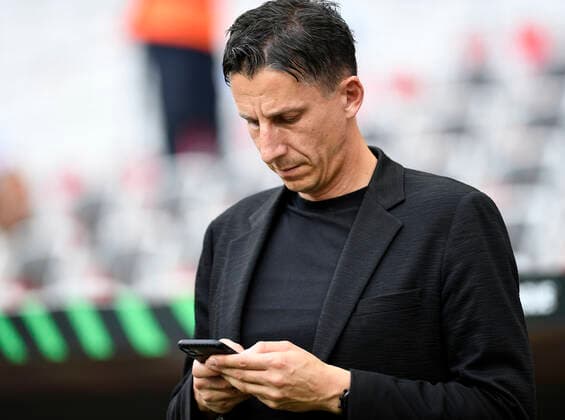 08.09.2022, Nice, France, Allianz Riviera, OGC Nice vs 1. FC Koeln - UEFA Europa Conference League 2022-2023 - Group D, Sportlicher Leiter Christian Keller (1. FC Koeln) schaut auf sein Handy (Foto Ralf Treese) Nice Allianz Riviera France