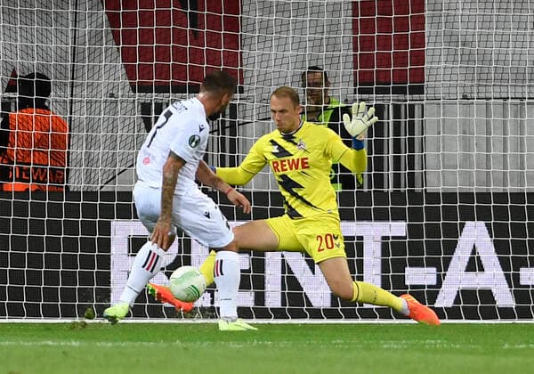 08.09.2022, Nice, France, Allianz Riviera, OGC Nice vs 1. FC Koeln - UEFA Europa Conference League 2022-2023 - Group D, Andy Delort (OGC Nice) und Torwart Marvin Schwaebe (1. FC Koeln) im Zweikampf (Foto Ralf Treese) Nice Allianz Riviera France