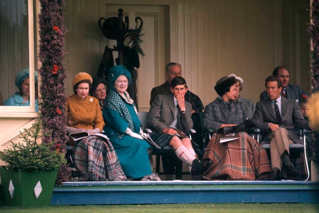 Royal Family At Braemar SEptember 1965 Braemar, Princess Anne, HM The Queen, Queen Elizabeth the Queen Mother, Prince Charles, Princess Margaret and her husband Anthony Armstrong-Jones watching the Highland Games from the Royal Box. Photo by Gerry Cranham Braemar UK *** Königliche Familie in Braemar September 1965 Braemar, Prinzessin Anne, Seine Majestät die Königin, Königin Elizabeth die Königinmutter, Prinz Charles, Prinzessin Margaret und ihr Ehemann Anthony Armstrong Jones schauen sich die Highland Games von der Royal Box aus an Foto von Gerry Cranham Braemar UK  Copyright: xGerryxCranhamxOffside