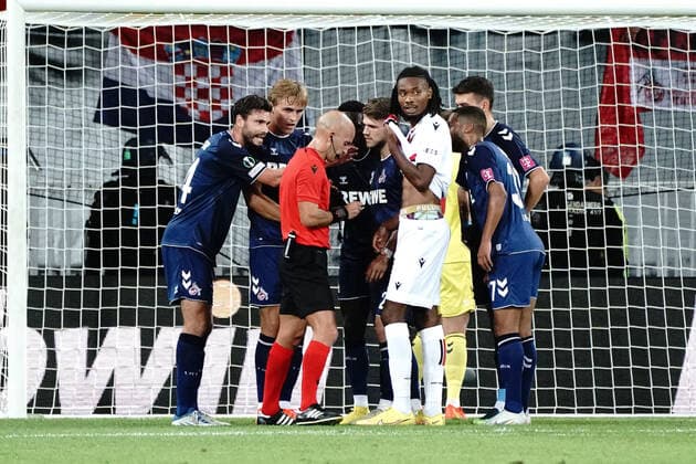 Louis Godinho (arbitre) - Jonas Hector (FC Cologne) FOOTBALL : OGC Nice vs FC Cologne - Ligue Europa ConfÃ rence - Nice - 08 09 2022 NorbertScanella Panoramic 