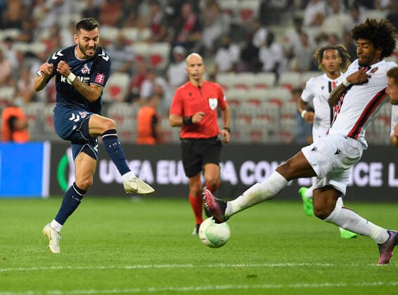 08.09.2022, Nice, France, Allianz Riviera, OGC Nice vs 1. FC Koeln - UEFA Europa Conference League 2022-2023 - Group D, Sargis Adamyan (1. FC Koeln) und Dante (OGC Nice) im Zweikampf (Foto Ralf Treese) Nice Allianz Riviera France