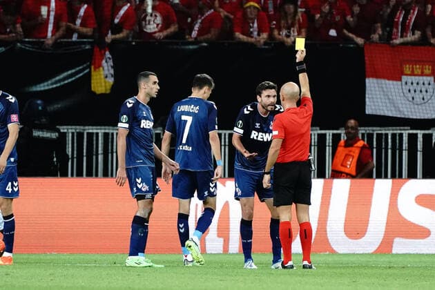 Jonas Hector (FC Cologne) - Louis Godinho (arbitre) - carton jaune FOOTBALL : OGC Nice vs FC Cologne - Ligue Europa ConfÃ rence - Nice - 08 09 2022 NorbertScanella Panoramic 