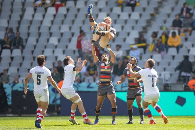 Sport Themen der Woche KW36 Sport Bilder des Tages Deutschland - Chile, Rugby-Weltmeisterschaft Tim Lichtenberg (Deutschland, 12) verliert die Balance, als er von Chris Umeh (Deutschland, 3) geliftet wird. Links Diego Warnken (Chile, 5), Ernesto Tchimino (Chile, 8), rechts Ben Ellermann (Deutschland, 8) und Vicente Tredinick (Chile, 7). Erstrundenspiel der Siebener-Rugby-Weltmeisterschaft zwischen Deutschland und Chile am 9. September 2022 in Kapstadt (Südafrika)., Cape Town Provinz Westkap Südafrika Cape Town Stadium *** Germany Chile, Rugby World Cup Tim Lichtenberg Germany, 12 loses balance as he is lifted by Chris Umeh Germany, 3 Left Diego Warnken Chile, 5 , Ernesto Tchimino Chile, 8 , right Ben Ellermann Germany, 8 and Vicente Tredinick Chile, 7 First round Rugby World Cup sevens match between Germany and Chile on September 9, 2022 in Cape Town South Africa , Cape Town Province Western Cape South Africa Cape Town Stadium