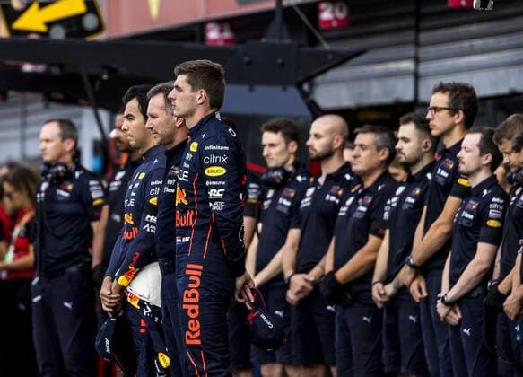 MONZA - The team of Max Verstappen (Oracle Red Bull Racing) holds a minute of silence in memory of the late British Queen Queen Elizabeth II prior to the 1st free practice session leading up to the F1 Grand Prix of Italy at the Monza Circuit on 9 September 2022 in Monza, Italy. REMKO DE WAAL F1 Grand Prix of Italy - Practice 1 2022 xVIxANPxSportx xxANPxIVx
