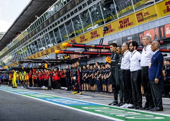 MONZA - Drivers and members of F1 and FIA hold a minute of silence in the pit lane in memory of the late British Queen Queen Elizabeth II prior to the 1st free practice session leading up to the F1 Grand Prix of Italy at the Monza Circuit on 9 September 2022 in Monza, Italy. REMKO DE WAAL F1 Grand Prix of Italy - Practice 1 2022 xVIxANPxSportx xxANPxIVx