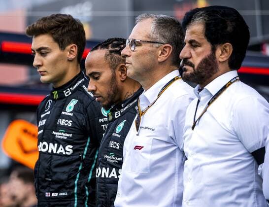 MONZA - (VLNR) George Russell (Mercedes), Lewis Hamilton (Mercedes), Stefano Domenicali (F1) and Mohammed Ben Sulayem (FIA) hold a minute of silence in memory of the late British Queen Queen Elizabeth II prior to free practice 1. build-up to the F1 Grand Prix of Italy at the Circuit de Monza on September 9, 2022 in Monza, Italy. REMKO DE WAAL F1 Grand Prix of Italy - Practice 1 2022 xVIxANPxSportx xxANPxIVx
