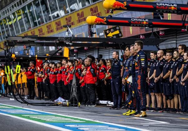 Sport Bilder des Tages MONZA - The team of Max Verstappen (Oracle Red Bull Racing) holds a minute of silence in memory of the late British Queen Queen Elizabeth II prior to the 1st free practice session leading up to the F1 Grand Prix of Italy at the Monza Circuit on 9 September 2022 in Monza, Italy. REMKO DE WAAL F1 Grand Prix of Italy - Practice 1 2022 xVIxANPxSportx xxANPxIVx