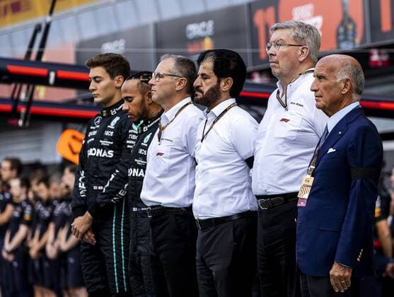 MONZA - (VLNR) George Russell (Mercedes), Lewis Hamilton (Mercedes), Stefano Domenicali (F1), Mohammed Ben Sulayem (FIA) and Ross Brawn (F1) hold a minute s silence in memory of the late British Queen Queen Elizabeth II prior to in the 1st free practice in the run-up to the F1 Grand Prix of Italy at the Monza Circuit on September 9, 2022 in Monza, Italy. REMKO DE WAAL F1 Grand Prix of Italy - Practice 1 2022 xVIxANPxSportx xxANPxIVx