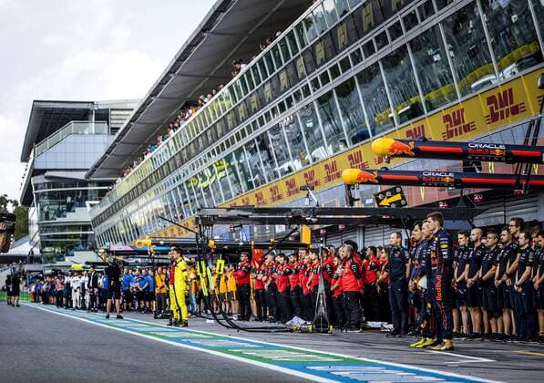 MONZA - Drivers and members of F1 and FIA hold a minute of silence in the pit lane in memory of the late British Queen Queen Elizabeth II ahead of the 1st free practice session leading up to the F1 Grand Prix of Italy at the Monza Circuit on 9 September 2022 in Monza, Italy. REMKO DE WAAL F1 Grand Prix of Italy - Practice 1 2022 xVIxANPxSportx xxANPxIVx