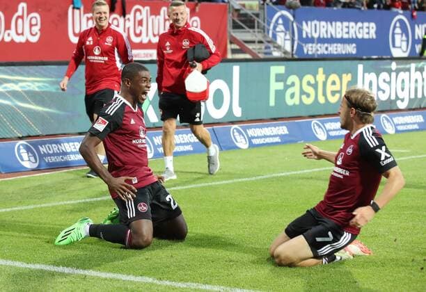 Sport Themen der Woche KW36 Sport Bilder des Tages 09.09.2022 - Fussball - Saison 2022 2023 - 2. Fussball - Bundesliga - 08. Spieltag: 1. FC Nürnberg FCN ( Club ) - DSC Arminia Bielefeld - Sportfoto Zink DaMa - DFL regulations prohibit any use of photographs as image sequences and or quasi-video - only for editorial use - Kwadwo Duah (23, 1. FC Nürnberg FCN ) Felix Lohkemper (7, 1. FC Nürnberg FCN ) mit Freude Jubel nach vermeintlichem Tor, welches nach Videobeweis aberkannt wurde *** 09 09 2022 Football season 2022 2023 2 Football Bundesliga 08 Matchday 1 FC Nürnberg FCN Club DSC Arminia Bielefeld Sportfoto Zink DaMa DFL regulations prohibit any use of photographs as image sequences and or quasi video only for editorial use Kwadwo Duah 23, 1 FC Nürnberg FCN Felix Lohkemper 7, 1 FC Nürnberg FCN with joy Cheering after supposed goal disallowed after video evidence