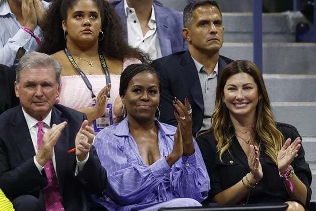 Bilder des Jahres 2022, Sport 09 September Sport Themen der Woche KW36 Former First Lady Michelle Obama (C) watches Frances Tiafoe play against Carlos Alcaraz of Spain in the Men s semifinals of the 2022 US Open Tennis Championships at Arthur Ashe Stadium at the USTA Billy Jean King National Tennis Center in New York City on Friday, September 9, 2022.  NYP20220909618 JOHNxANGELILLO