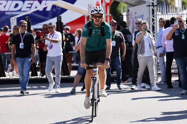 F1 Italian Grand Prix Sebastian Vettel of Aston Martin arrives at the Formula 1 Italian Grand Prix practice three at Circuit Monza, on September 10, 2022 in Monza, Italy Monza Italy  Copyright: xBeataxZawrzelx originalFilename:zawrzel-f1italia220910_npe4v.jpg